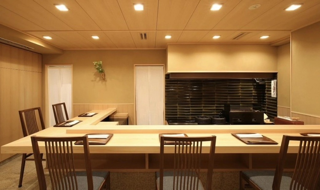 Bright interior and counter seats