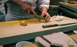 에도마에 스시의 매력과 역사 : 전통 기술이 만들어내는 궁극의 한 점