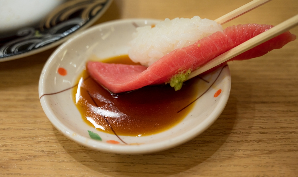 스시를 간장에 찍을 때는 밥이 아닌 네타 쪽에 찍으세요.