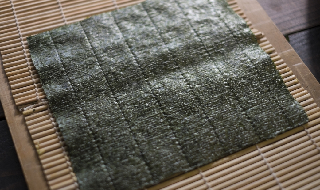 김을 마키스(김발) 위에 놓으세요.