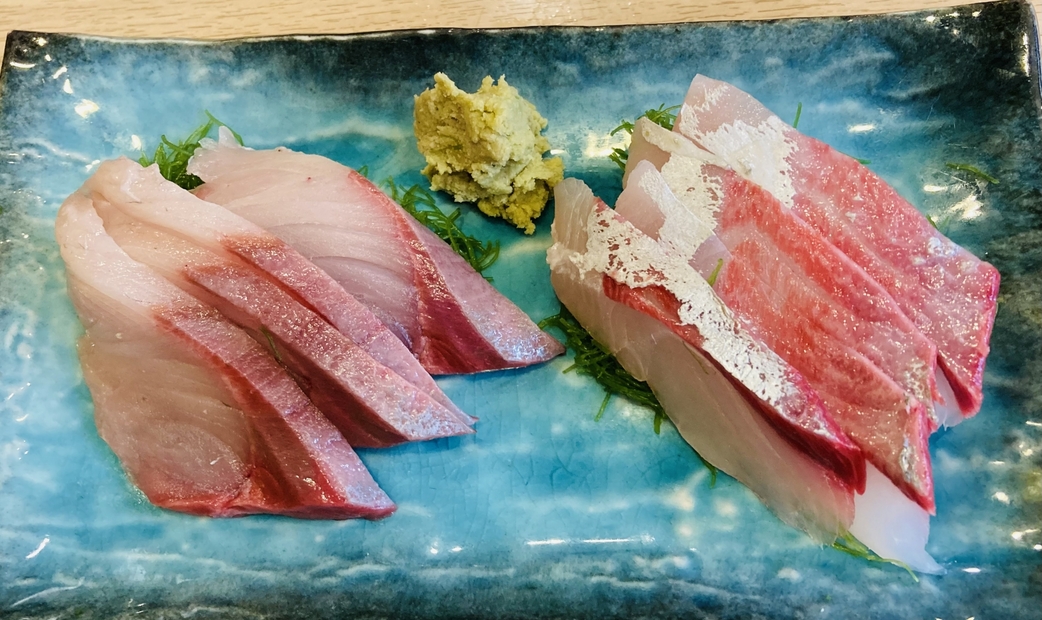 왼쪽에 있는 사시미는 하마치이고, 오른쪽에 있는 사시미는 칸파치입니다.