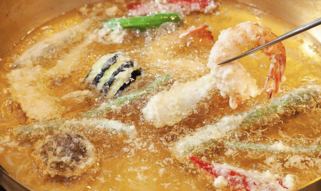 Various tempura being fried of Mochiku