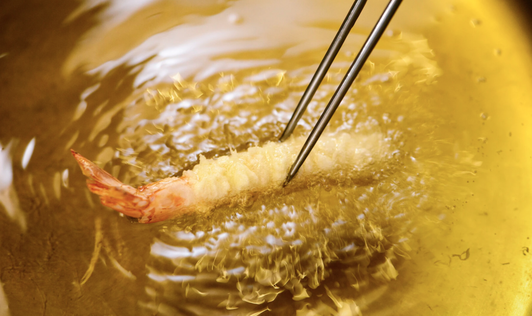 Shrimp tempura being fried of Tempura Miyashiro