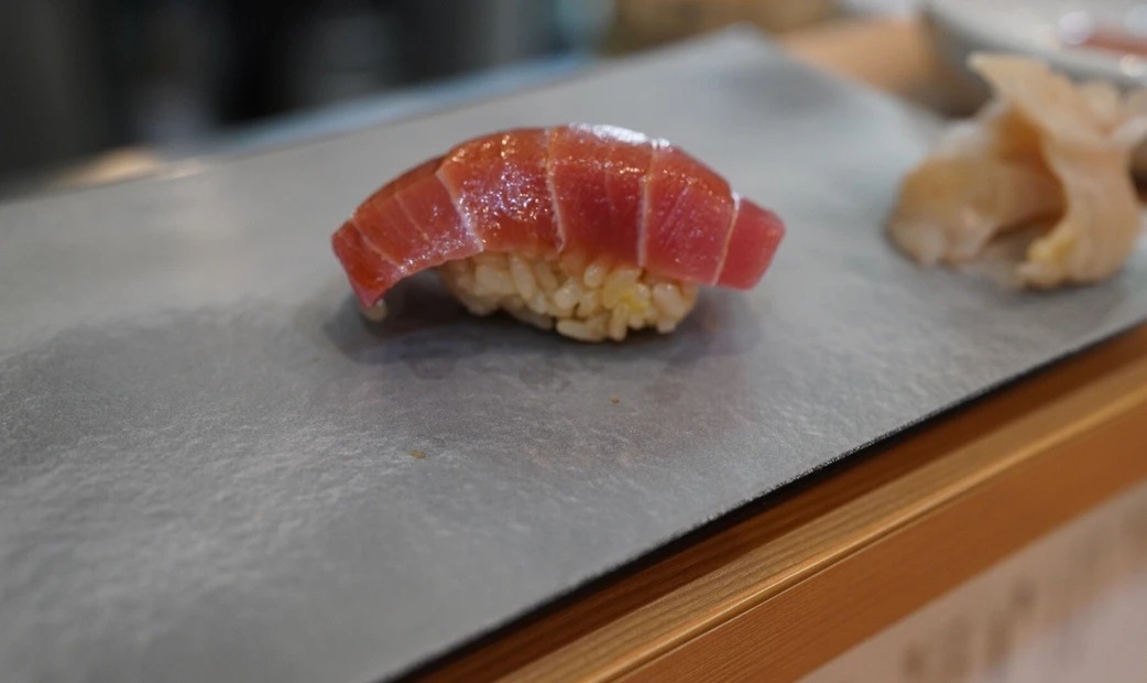  Lean sushi on a black plate