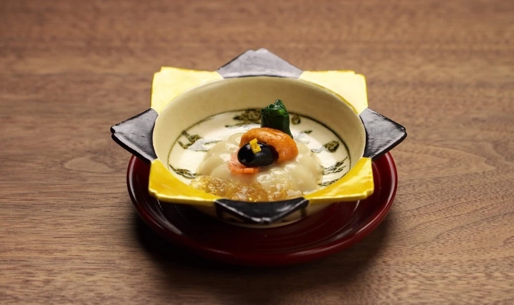  Sea urchin on a colorful plate