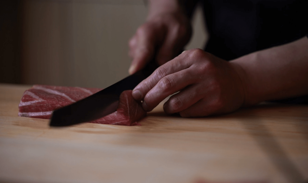  Cutting tuna with a knife