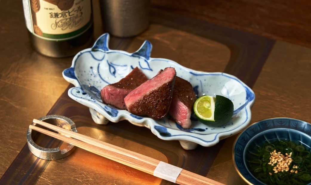  A plate with grilled meat and kabosu