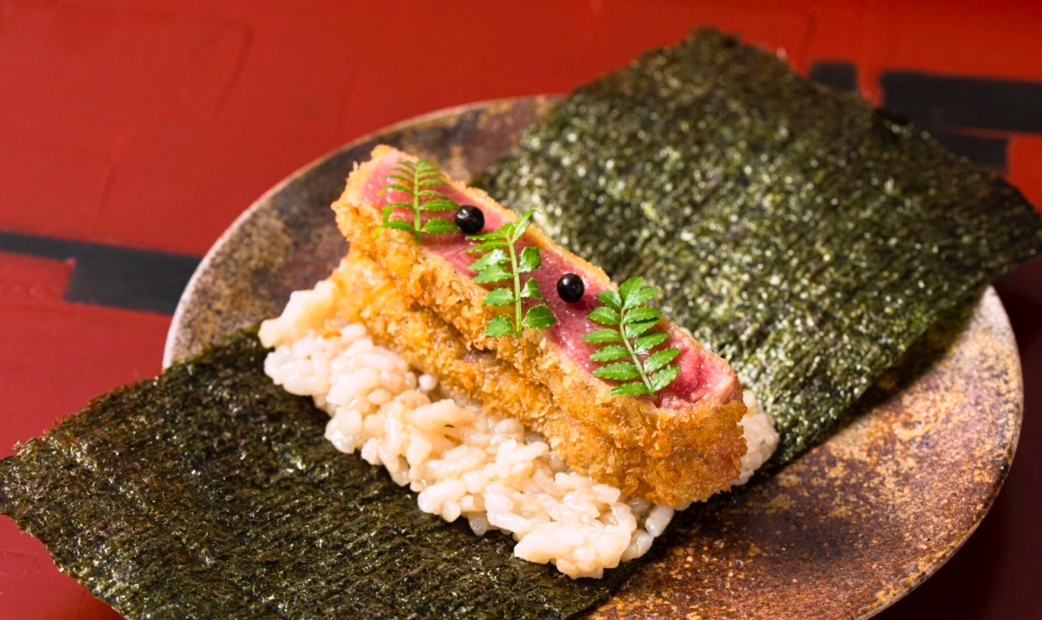 Fries wagyu beef on rice and seaweed