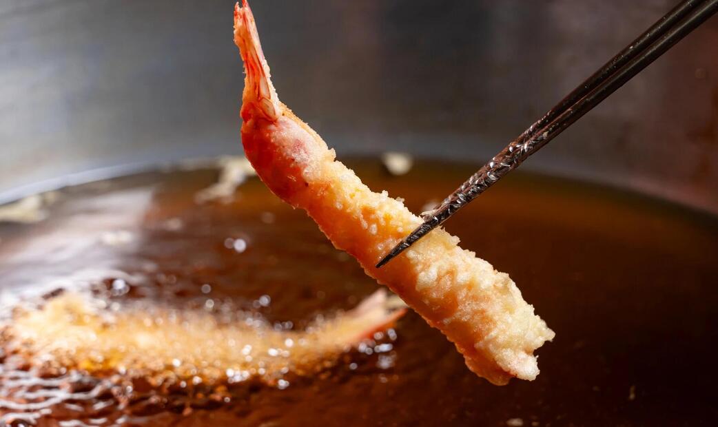 Shrimp tempura being fried of  Arakicho Tenpaku