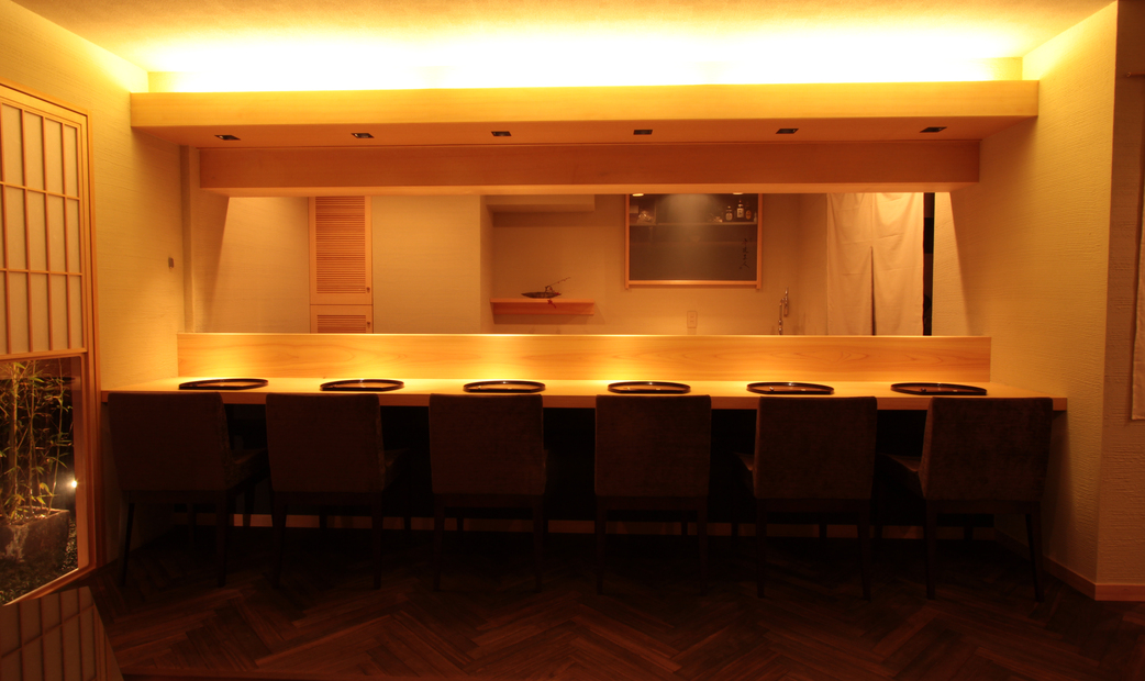 Wooden counter seating of Ginza Adachi Naoto's counter seat